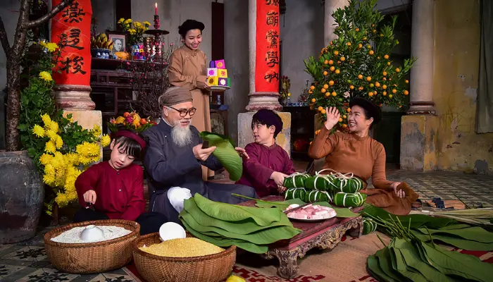 Gia đình quây quần gói bánh chưng trong Tết Nguyên Đán
