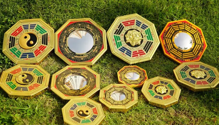 Gương bát quái có tác dụng điều chỉnh hướng cửa bị sai phong thủy