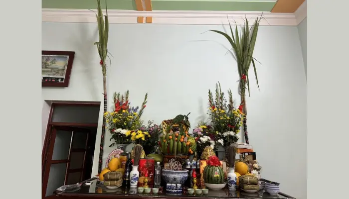 Hai cây mía được coi là gậy chống, đòn gánh cho các cụ khi về cõi âm hoặc có thể sử dụng để gánh đồ cúng về trời