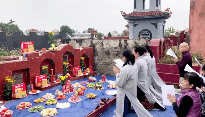 Khấn tạ mộ tại nghĩa trang