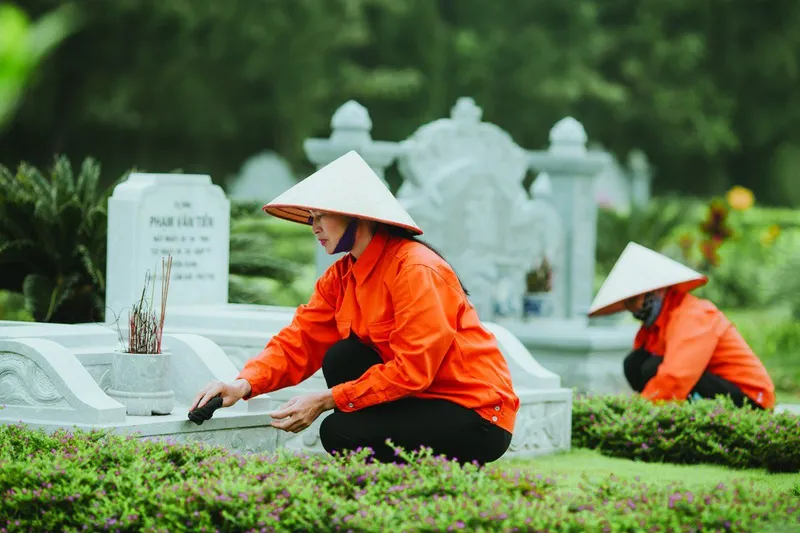 Nhân viên chăm sóc, cắt tỉa cây trong khuôn viên mộ phần tại Công viên Thiên Đức