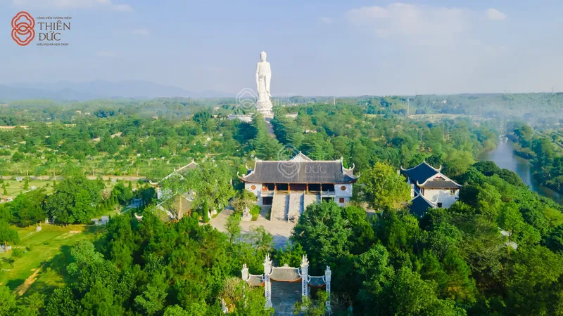 Chùa Thiên Long và tượng Phật A Di Đà nhìn từ trên cao tại Công viên Thiên Đức