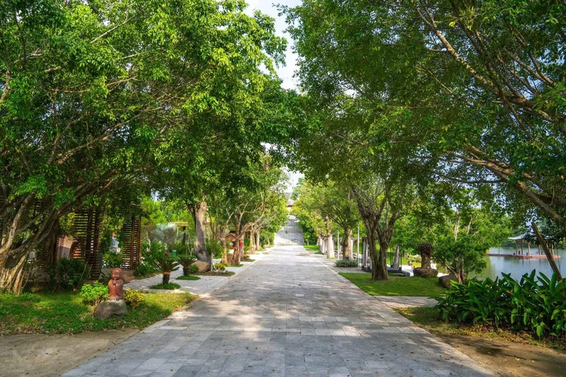 Đường nội bộ rợp bóng cây tại Công viên Thiên Đức