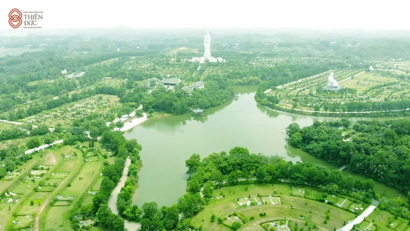 Hồ Lục Thủy uốn quanh các quả đồi nhìn từ trên cao tại Công viên Thiên Đức