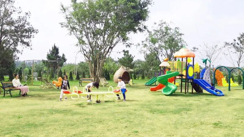 Khu vui chơi trẻ em ngoài trời tại Công viên Thiên Đức