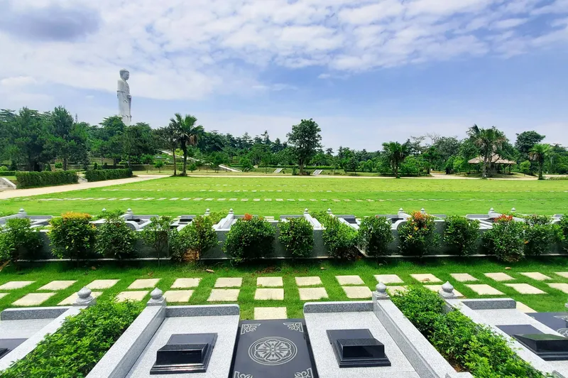 Dãy khuôn viên gia đình 15 m² xây sẵn bằng đá granite trên đồi Đại Cát, Công viên Thiên Đức