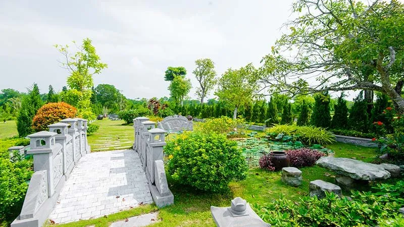 Khuôn viên gia tộc 300 m² có cầu đá và tiểu cảnh tại Công viên Thiên Đức