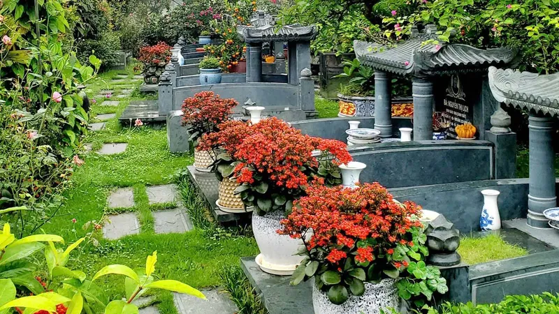 Khuôn viên gia đình 33,6 m² có mộ đá và cây hoa tại Công viên Thiên Đức