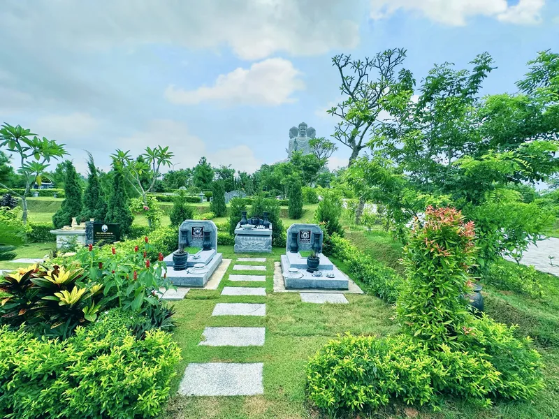 Khuôn viên gia đình có bốn ngôi mộ và lối đi lát đá tại Công viên Thiên Đức