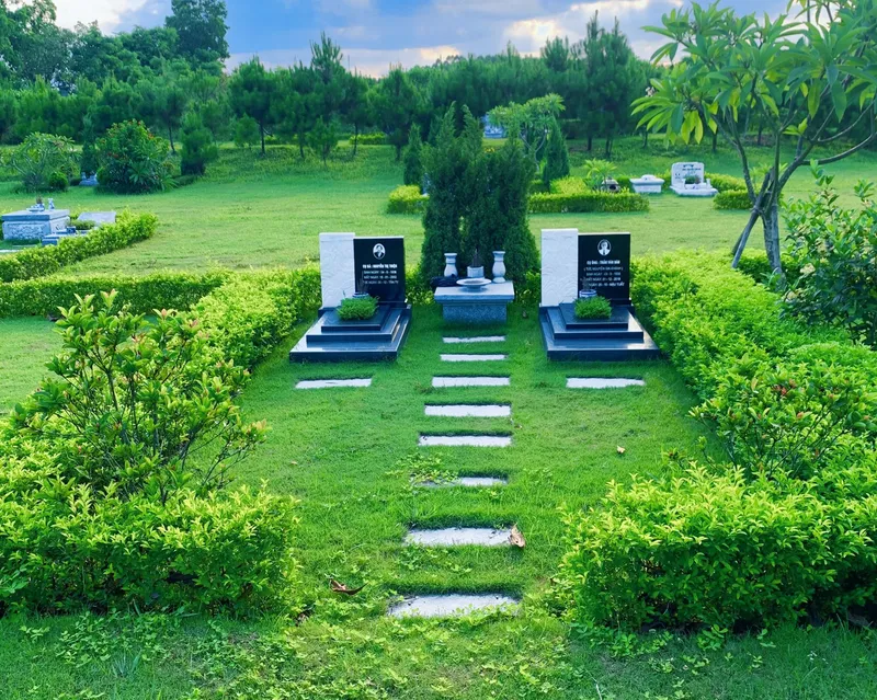 Khuôn viên gia đình với lối đi lát đá giữa hai hàng cây tại Công viên Thiên Đức