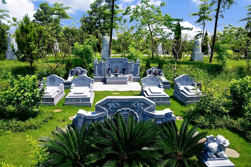 Khuôn viên gia đình nhiều ngôi mộ xếp quanh cuốn thư đá tại Công viên Thiên Đức