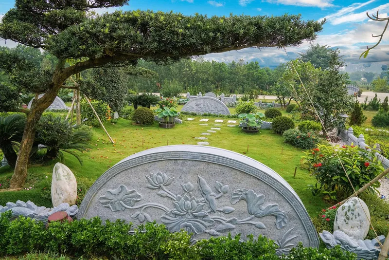 Khuôn viên gia tộc có cuốn thư đá lớn và sân vườn bonsai tại Công viên Thiên Đức