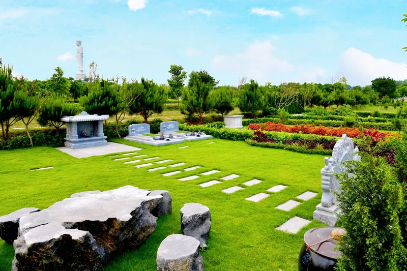 Khuôn viên gia tộc rộng có sân vườn và đá cảnh tại Công viên Thiên Đức