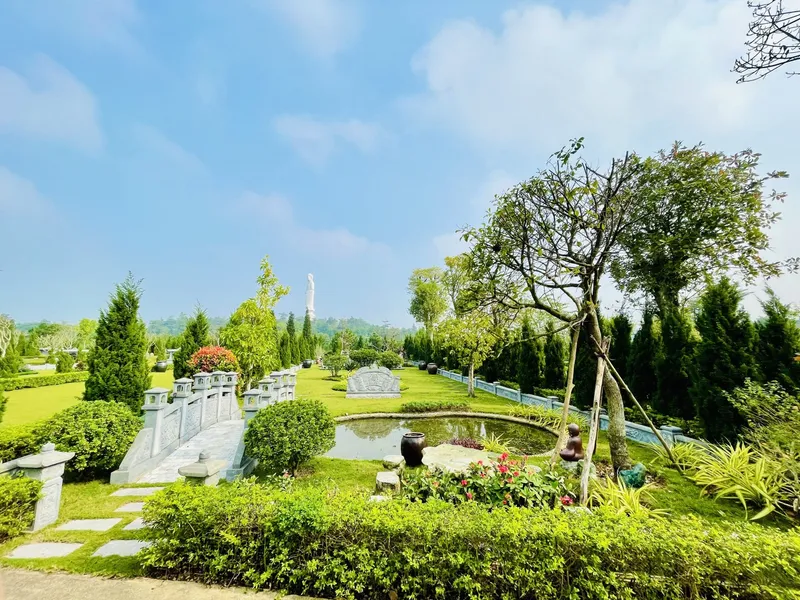 Khuôn viên mộ phần có hồ sen, cầu đá và tiểu cảnh tại Công viên Thiên Đức