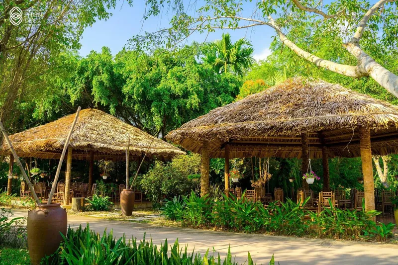Khu nhà chòi mái lá nghỉ chân tại Công viên Thiên Đức