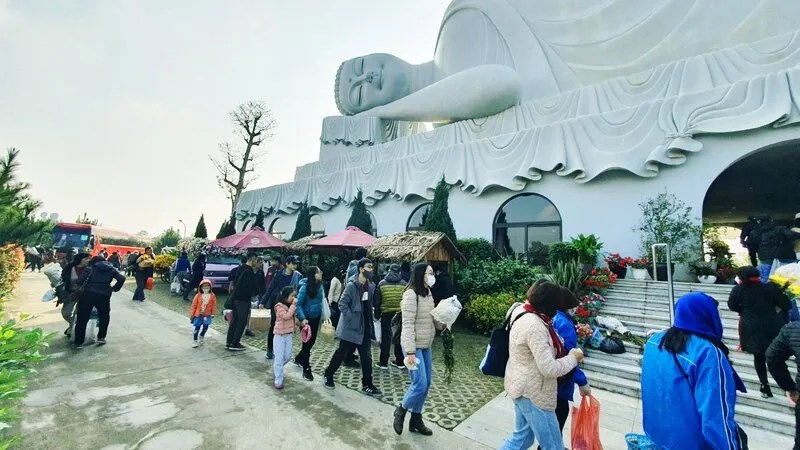 Khách tham quan cuối tuần tại tượng Phật Nhập Niết Bàn, Công viên Thiên Đức