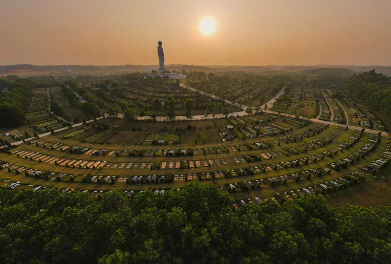 Toàn cảnh các đồi khuôn viên mộ phần lúc hoàng hôn tại Công viên Thiên Đức