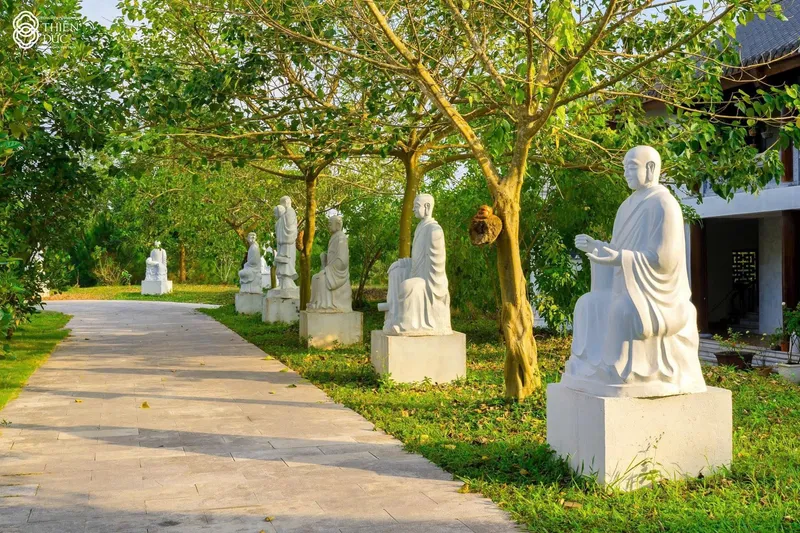 Hàng tượng La Hán dọc trục Thần Đạo tại Công viên Thiên Đức