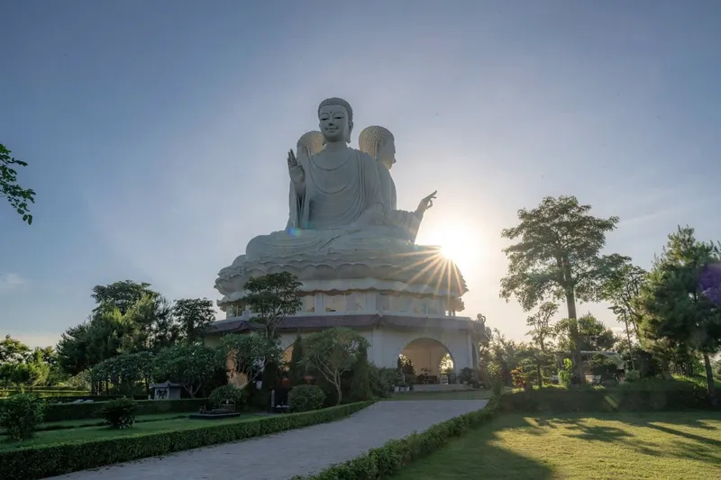 Tượng Phật Chuyển Pháp Luân lúc hoàng hôn tại Công viên Thiên Đức