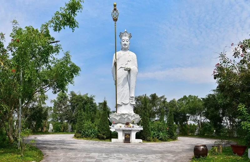 Tượng Địa Tạng Vương Bồ Tát trên đồi Kim Quy tại Công viên Thiên Đức