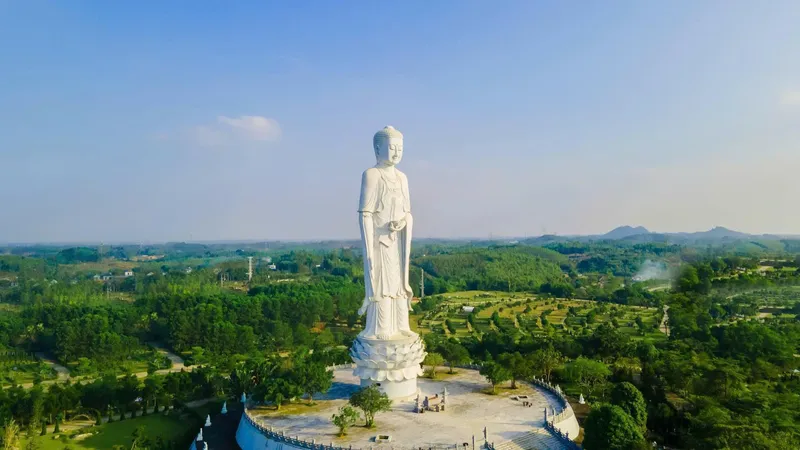 Tượng Phật A Di Đà cao 48 m trên đồi Đại An tại Công viên Thiên Đức