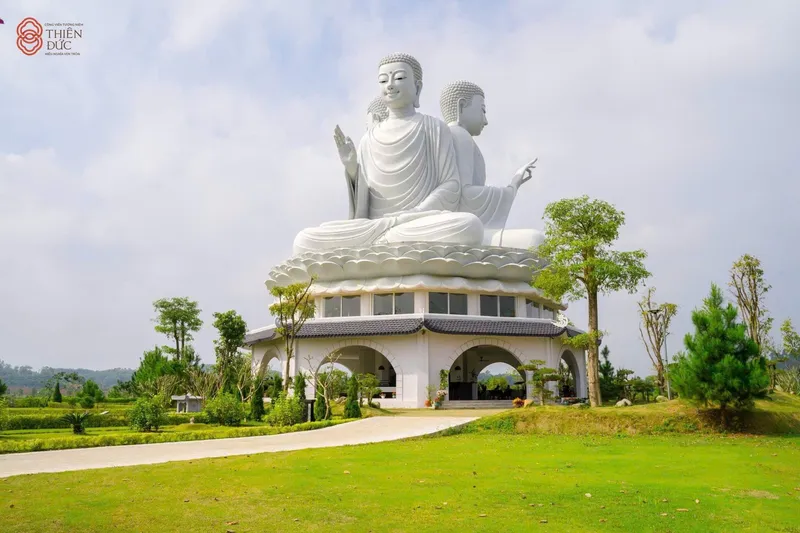 Tượng Phật Chuyển Pháp Luân trên đồi Đại Lộc tại Công viên Thiên Đức