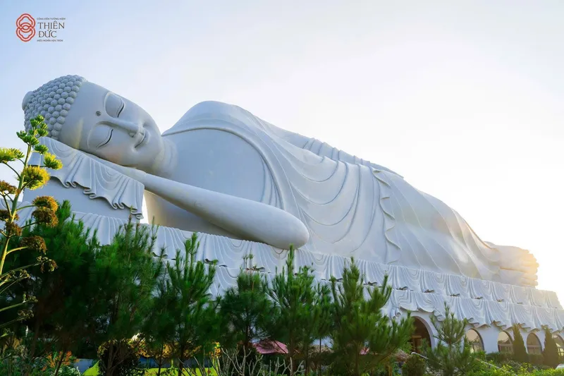 Tượng Phật Nhập Niết Bàn dài 56 m trên đồi Đại Bi tại Công viên Thiên Đức