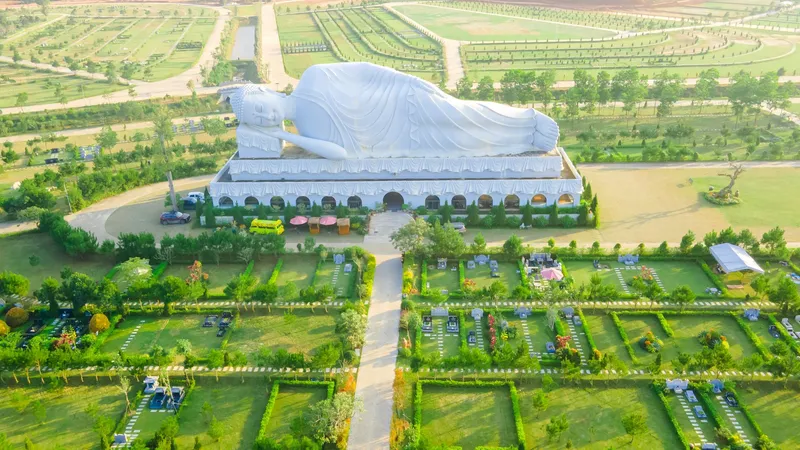 Tượng Phật Nhập Niết Bàn và các khuôn viên mộ phần nhìn từ trên cao tại Công viên Thiên Đức
