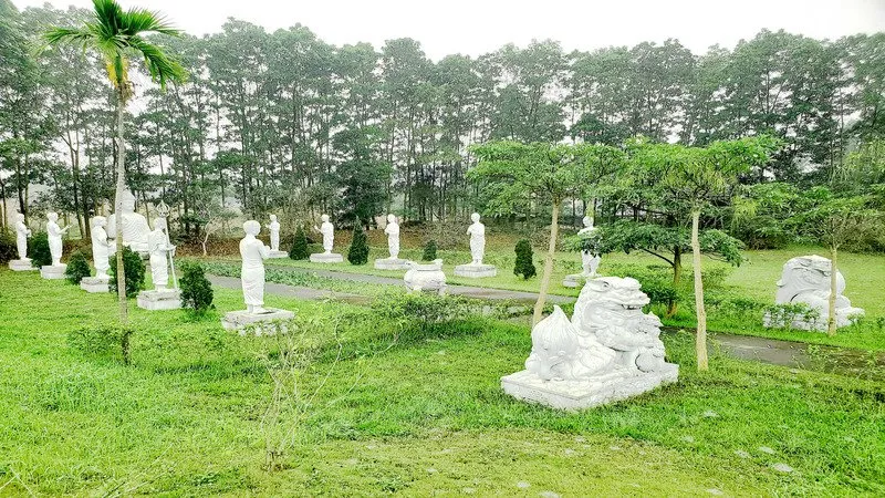 Vườn tượng Đức Phật Thích Ca và mười đại đệ tử tại Công viên Thiên Đức