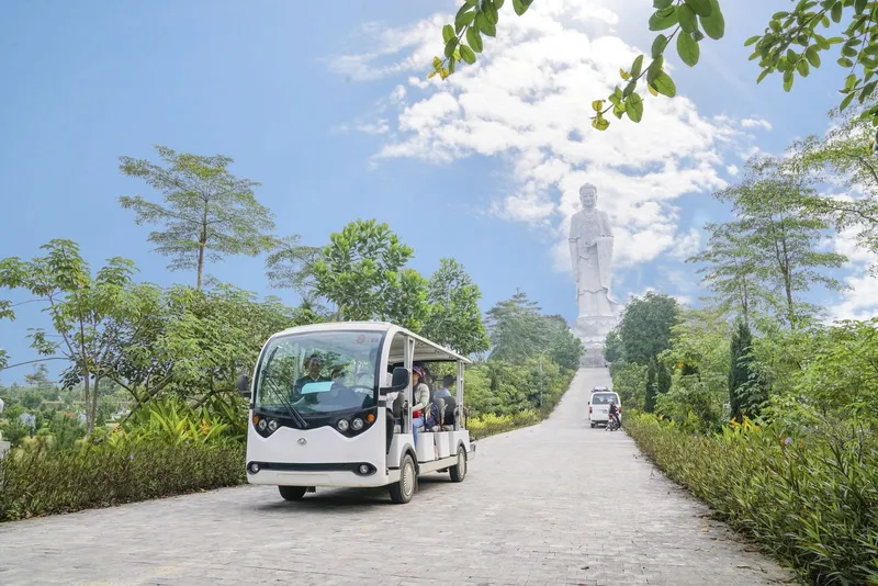 Xe điện đưa khách đi thăm viếng trong Công viên Thiên Đức