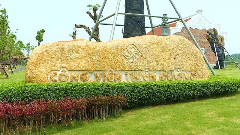 Bia đá khắc tên Công viên Thiên Đường