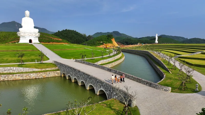 Cầu đá qua hồ nước dẫn vào khu tượng Phật tại Công viên Thiên Đường