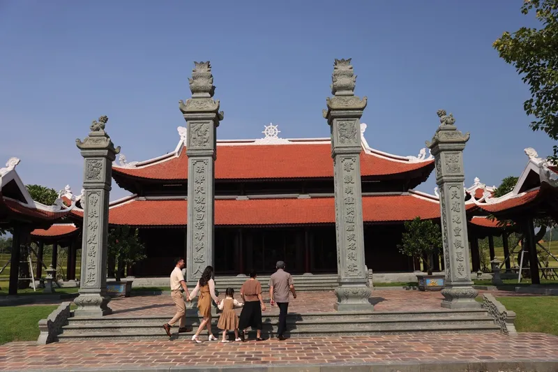 Cổng tam quan và chính điện Chùa Báo Ân, Công viên Thiên Đường