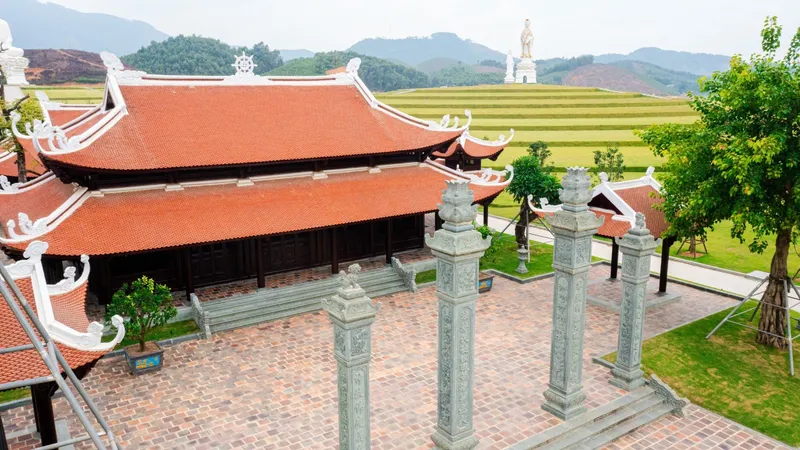 Chùa Báo Ân trong Công viên Thiên Đường Tuyên Quang nhìn từ trên cao