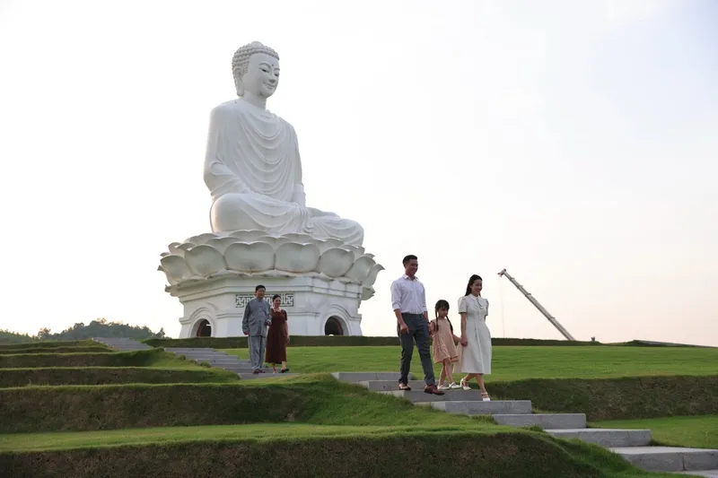 Tượng Phật ngồi trên đài sen tại Công viên Thiên Đường