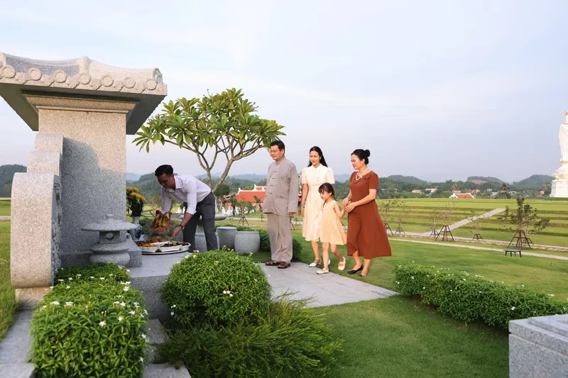 Gia đình viếng mộ tại khuôn viên gia đình, Công viên Thiên Đường
