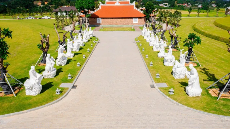 Lối đi hai bên tượng 18 vị La Hán dẫn vào chùa, Công viên Thiên Đường