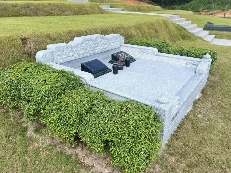 Khuôn viên mộ đôi đá granite tại Công viên Thiên Đường