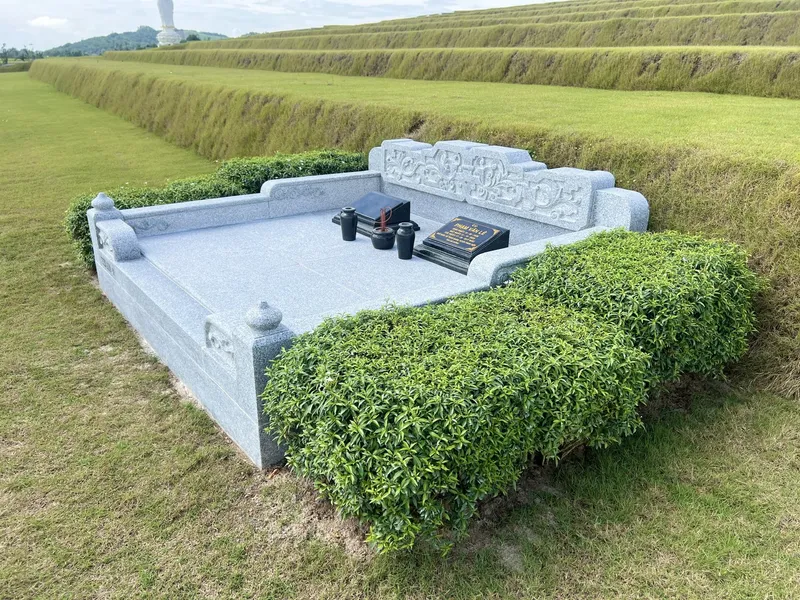 Khuôn viên mộ đôi đá granite trắng tại Công viên Thiên Đường