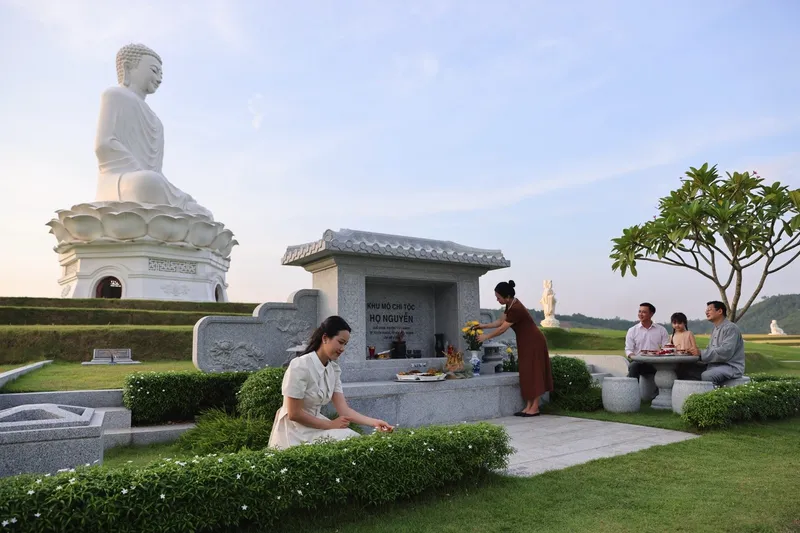 Gia đình viếng khuôn viên mộ gia đình tại Công viên Thiên Đường