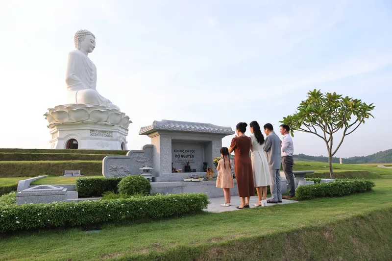 Khuôn viên gia đình dưới chân tượng Phật, Công viên Thiên Đường