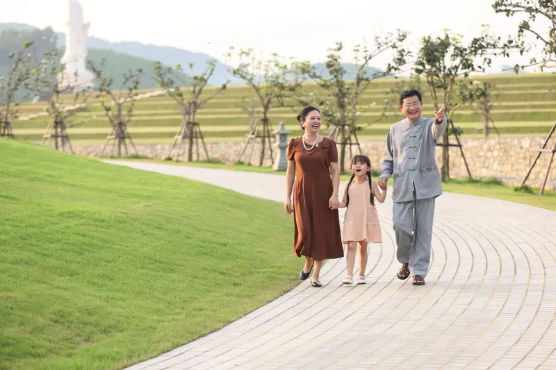 Lối đi dạo giữa thảm cỏ và cây xanh trong Công viên Thiên Đường