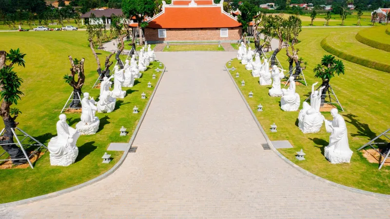 Lối đi hai bên tượng đá trắng dẫn vào chùa, Công viên Thiên Đường