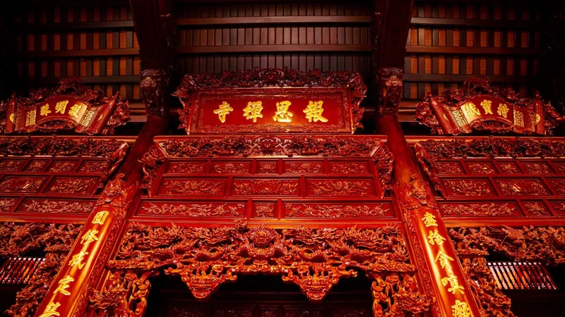 Nội thất gỗ chạm khắc trong Chùa Báo Ân, Công viên Thiên Đường