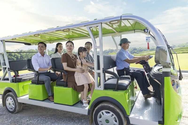 Xe điện đưa đón khách tham quan Công viên Thiên Đường
