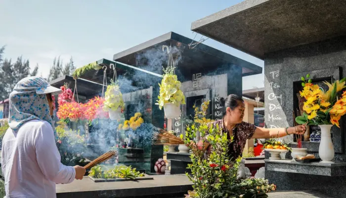 Gia chủ và những người thân nên đi thắp hương cho các phần mộ của các cụ trong dòng họ nhà mình cũng như những phần mộ gần mộ nhà mình
